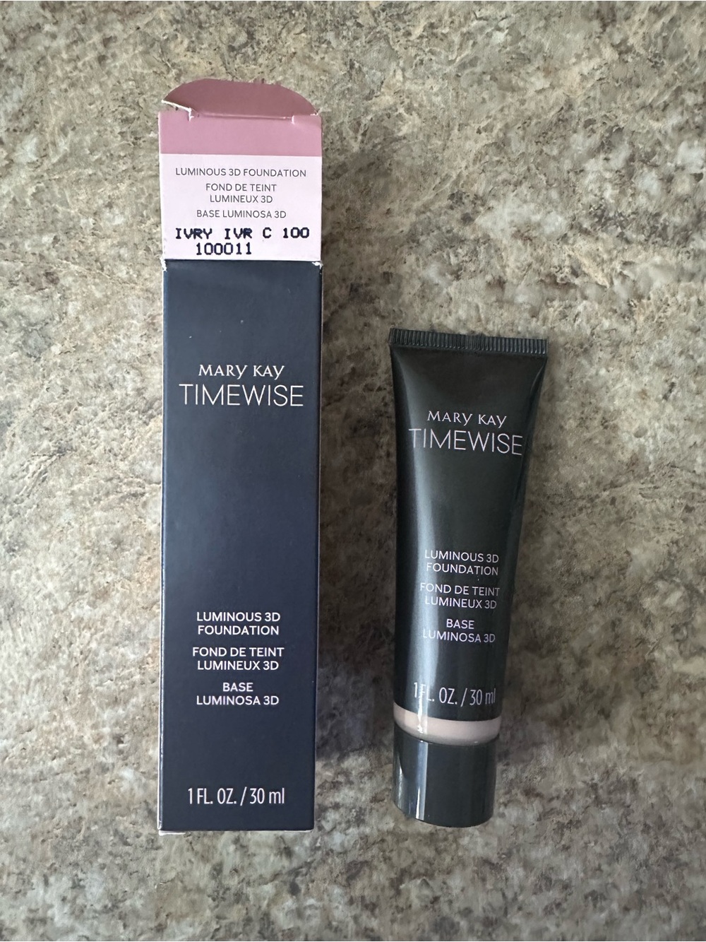 Mary Kay TimeWise Luminous 3D Foundation - Ivory C100 (Light Pink & Black)